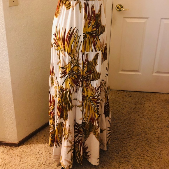 NYC Maxi Dress 🍂🥀 - Picture 4 of 5